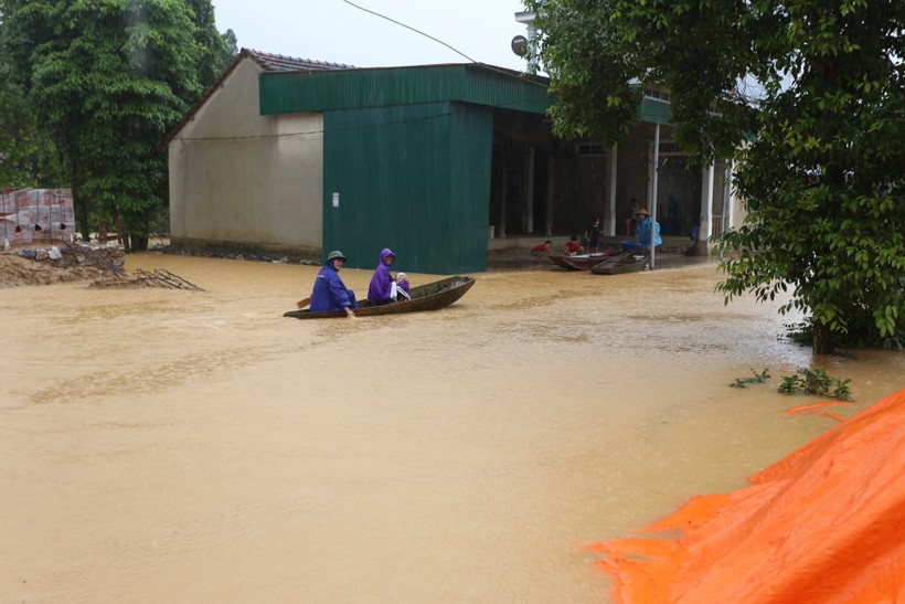 Có 5.494 hộ dân ở huyện Hương Khê bị nước vào vườn gây ngập. (Ảnh: P.T)