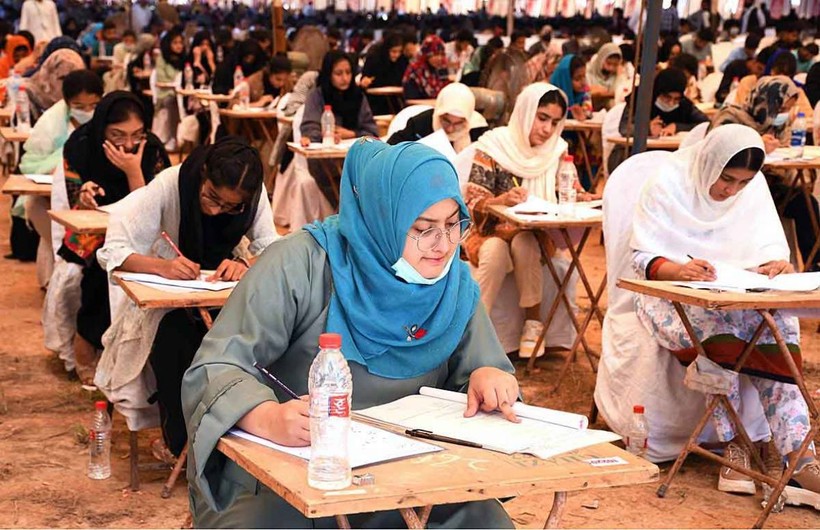 Thí sinh tham dự kỳ thi tuyển sinh vào các trường đại học y Pakistan.
