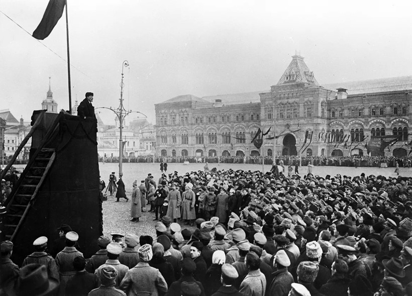 V.I. Lê-nin đọc diễn văn tại Quảng trường Đỏ ở Moskva trong Lễ kỷ niệm một năm Ngày Cách mạng Tháng Mười Nga thành công, ngày 7/11/1918. Ảnh: Tư liệu TTXVN