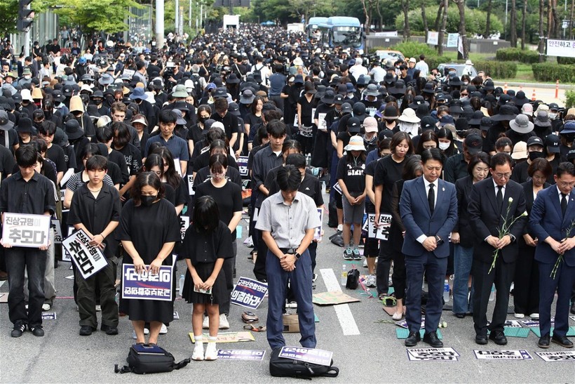 Giáo viên Hàn Quốc tưởng niệm đồng nghiệp tự tử hồi tháng 7.