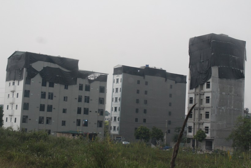 Nhiều công trình cao tầng trên địa bàn xã Thạch Hòa (huyện Thạch Thất) đang được phủ bạt chờ xử lý. 