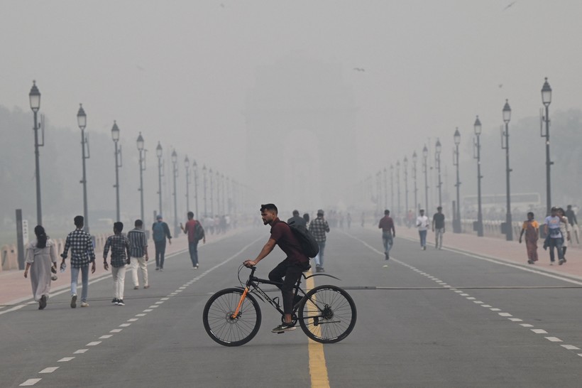 Sương mù bao phủ thủ đô New Delhi, Ấn Độ.