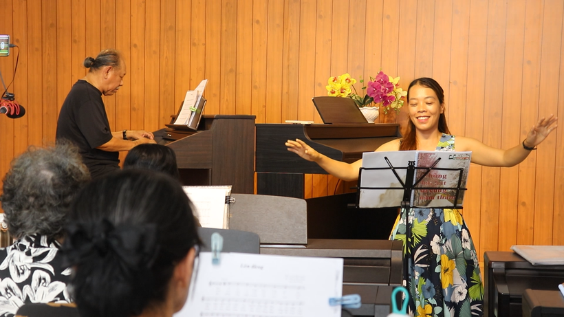Cô Trần Thị Thọ luyện hát cho học viên tại lớp học. Ảnh: Bùi Vân