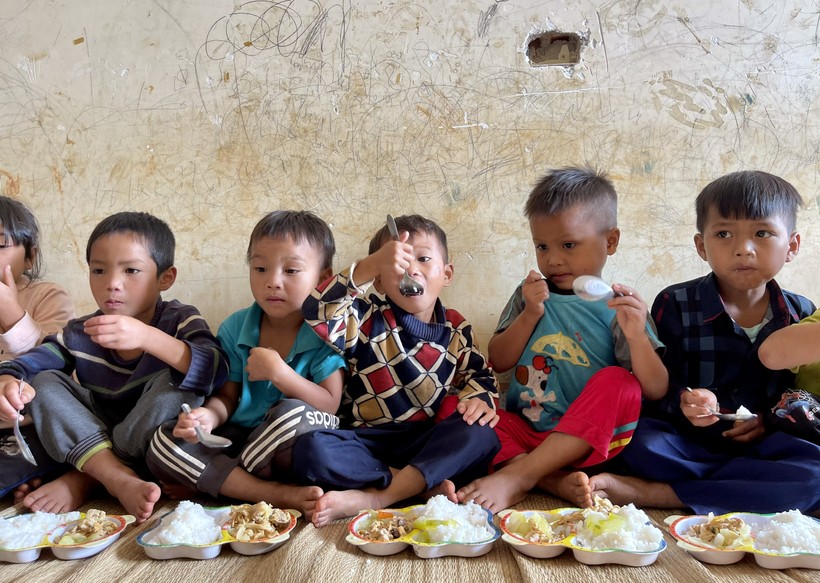Những đứa trẻ Xơ Đăng thưởng thức bữa trưa. Ảnh: Dung Nguyễn