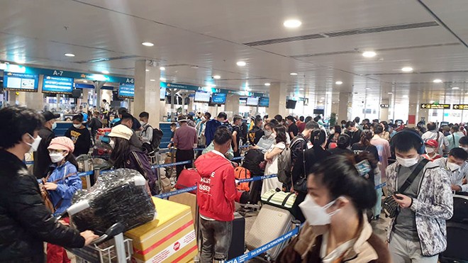 Giá vé máy bay tăng khiến nhiều người bị đội chi phí về quê đón Tết. 