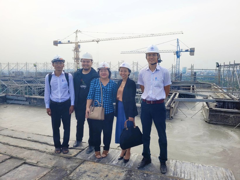 Lưu Ngọc Quỳnh Khôi (thứ hai từ trái sang) làm việc tại một công trình xây dựng ở TPHCM. Ảnh: NVCC