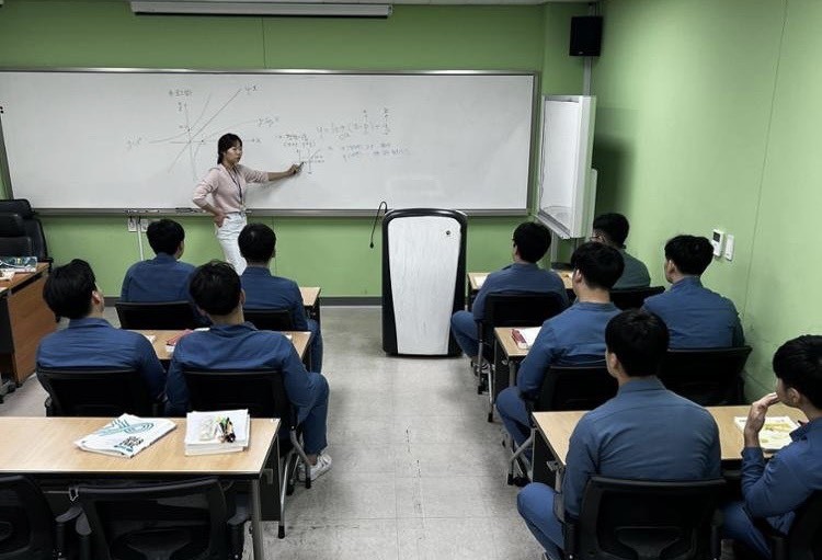 Tù nhân tại Viện Cải huấn Nambu, Hàn Quốc, ôn luyện cho kỳ thi đại học.