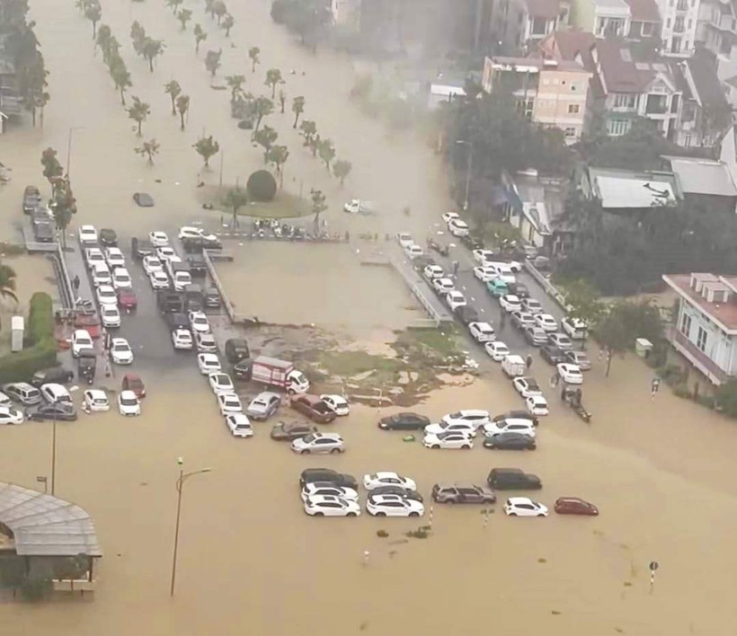 Nhiều nơi nước lũ vào làm người dân không kịp trở tay, xe máy và xe ô tô bị ngập trong biển nước.