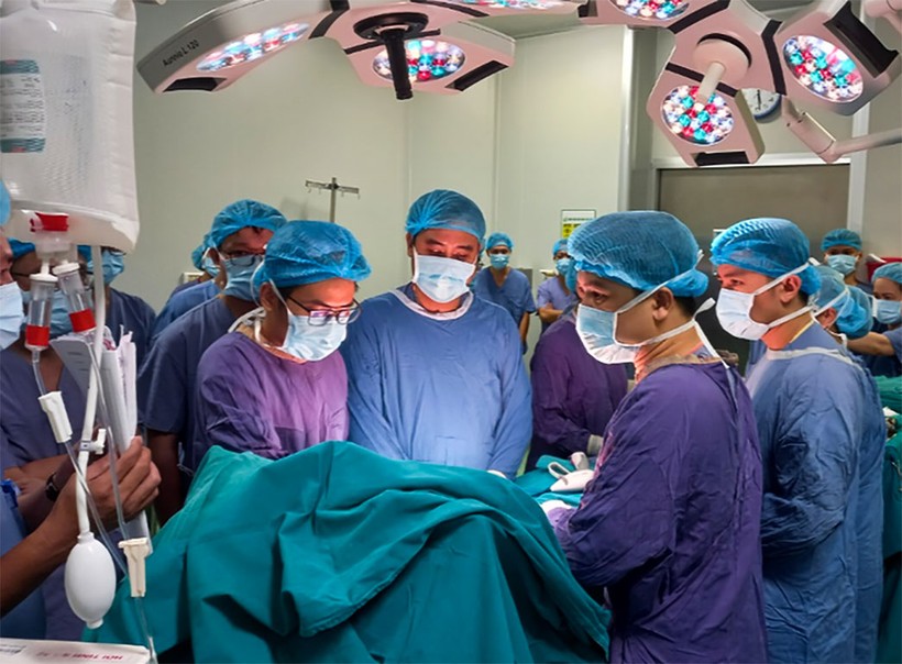 Kíp phẫu thuật bác sĩ Bệnh viện Việt Đức chuẩn bị lấy tạng hiến của anh Đào Văn T.