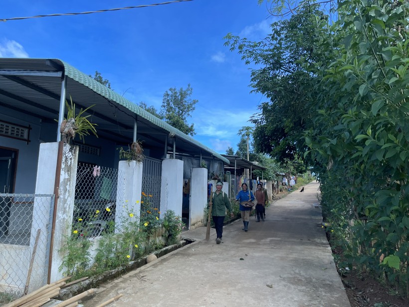 Hàng chục hộ dân ở xóm 5 (làng Kon Trang Long Loi) chưa được cấp sổ đỏ để ổn định cuộc sống.