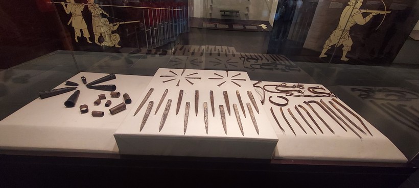 Nhiều hiện vật quý được Bảo tàng Hà Nội giới thiệu đến công chúng tại trưng bày chuyên đề 'Giảng Võ trường và bộ sưu tập vũ khí thời Lê'. Ảnh: Bình Thanh.