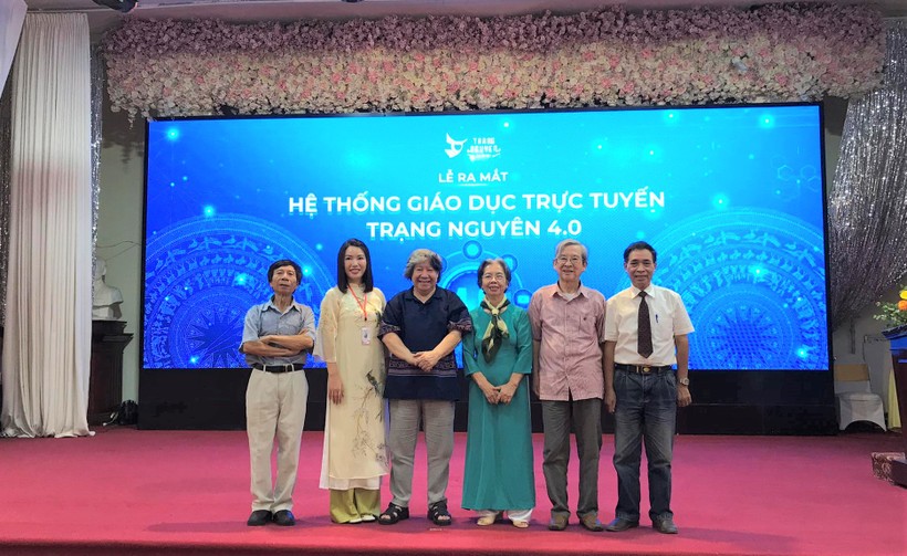 Nhà thơ Phạm Đình Ân (ngoài cùng bên trái) dự Lễ ra mắt Hệ thống giáo dục trực tuyến Trạng nguyên 4.0. Ảnh: AT.