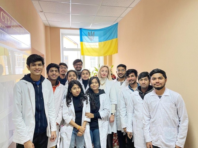 Sinh viên Ấn Độ du học ngành y tại Ukraine phải về nước do xung đột.
