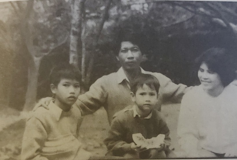 Gia đình nhà văn Nguyễn Huy Thiệp năm 1988. Ảnh tư liệu