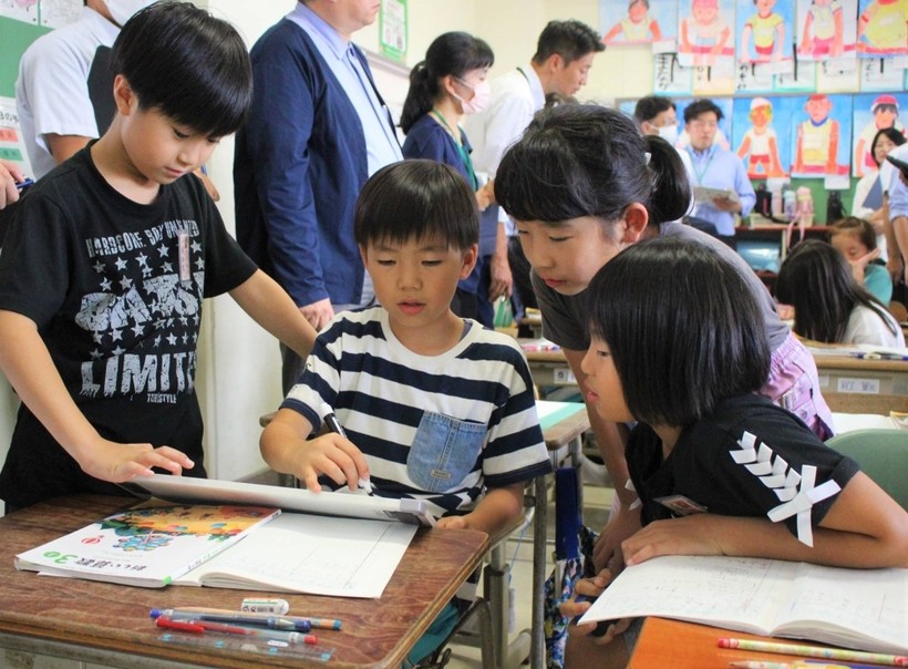 Một tiết học Toán của học sinh Trường Tiểu học Ogawara, Nhật Bản.