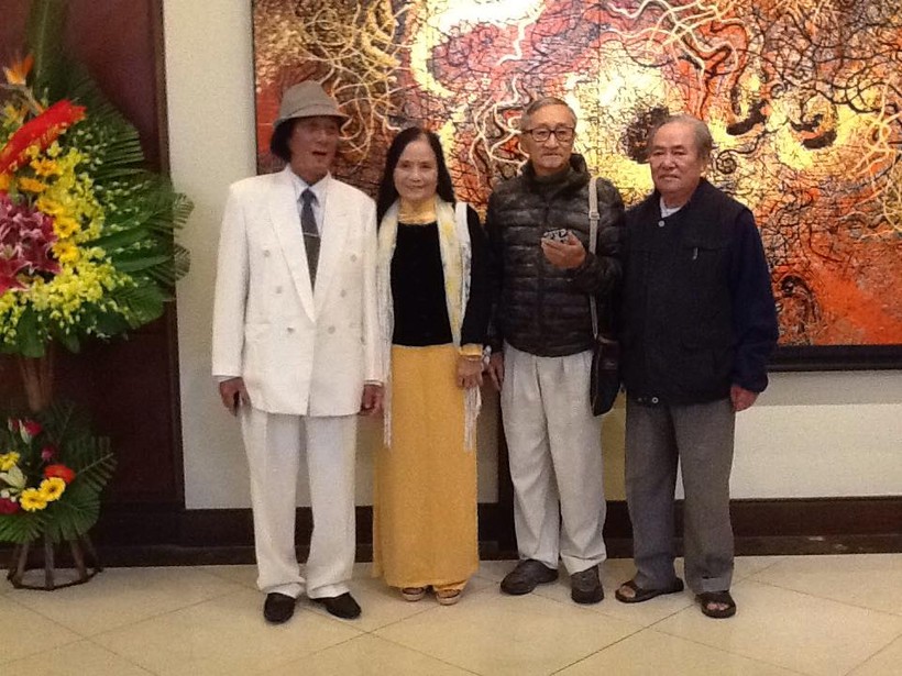 Từ trái qua: Họa sĩ Trương Bé, nhà giáo Võ Thị Quỳnh, nhà văn Võ Mạnh Lập, nhà văn Nguyễn Quang Hà tại triển lãm tranh ở Huế. Ảnh: NVCC.