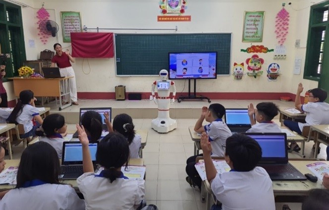 Robot hỗ trợ giáo viên thực hiện trò chơi tiếng Anh.