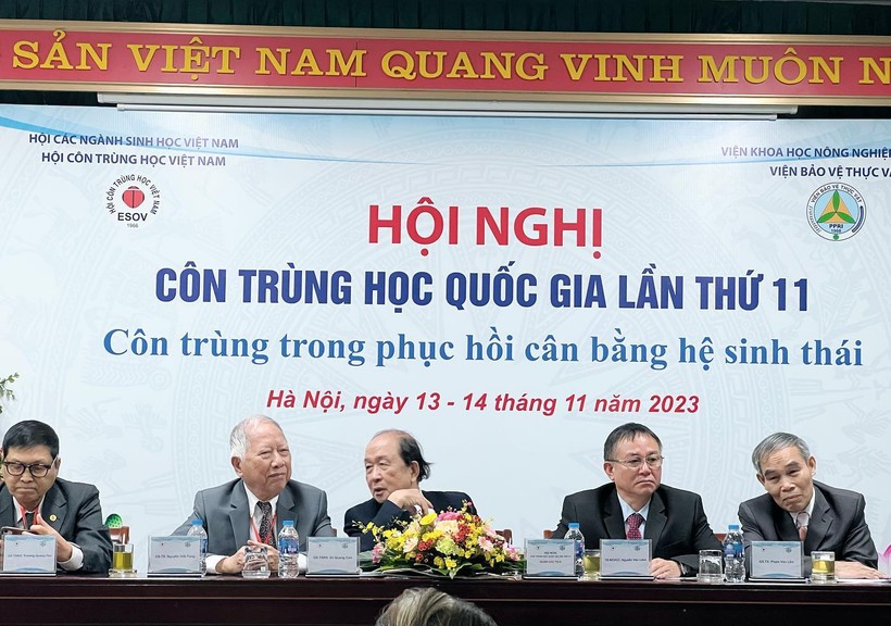 GS.TSKH Vũ Quang Côn chủ trì Hội nghị Côn trùng học Quốc gia lần thứ 11.