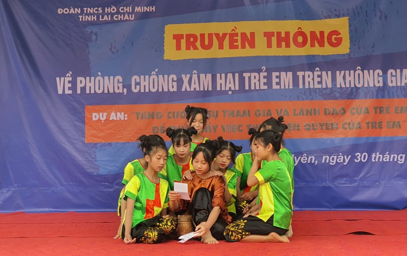 Buổi tuyên truyền về phòng, chống xâm hại trẻ em trên không gian mạng tại huyện Than Uyên.