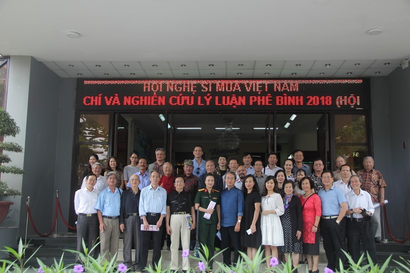 Nhà nghiên cứu Phạm Hùng Thoan (hàng đầu tiên từ trái sang) trong hội nghị của Tạp chí Nhịp điệu và Hội nghệ sĩ Múa Việt Nam. Ảnh: Thanh Hoa.