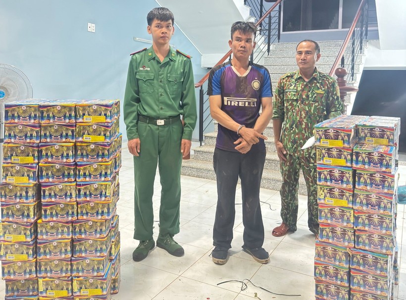 Đối tượng Phạm Văn Hiệu cùng 266kg pháo bị bắt giữ tại Đồn Biên phòng Tân Hà. Ảnh: Hải Bằng