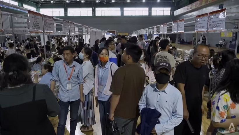 Người dân tại một hội chợ việc làm ở Trung Quốc.