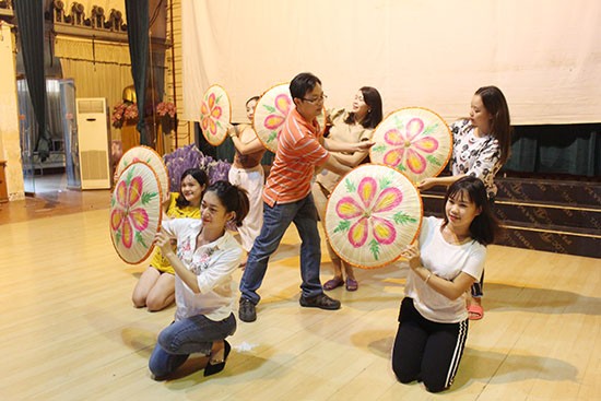 NSƯT Lò Hải Lam hướng dẫn diễn viên luyện tập múa tại Trung tâm Văn hóa - Điện ảnh tỉnh Sơn La. Ảnh: NVCC.