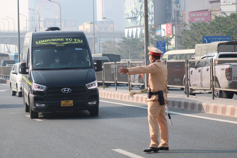 Lực lượng Cảnh sát giao thông Đội 6, Phòng CSGT (Công an TP Hà Nội) làm nhiệm vụ. 