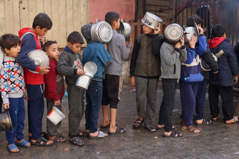 Trẻ em xếp hàng nhận cứu trợ tại Dải Gaza.