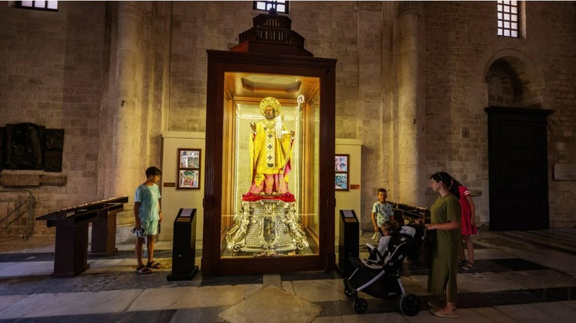 Vương cung thánh đường Thánh Nicola ở Bari, là điểm đến hành hương của những người theo đạo Thiên Chúa từ khắp nơi trên thế giới. Ảnh: Andrii Shevchuk