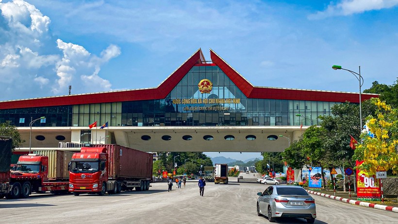 Xe container vận chuyển hàng hóa giao thương với Trung Quốc tại Lạng Sơn.