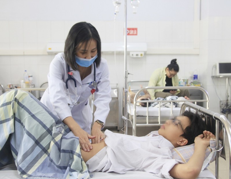 Trẻ xuất huyết tiêu hóa do loét hành tá tràng, viêm niêm mạc dạ dày được điều trị tại Khoa Nhi - Bệnh viện Bãi Cháy.