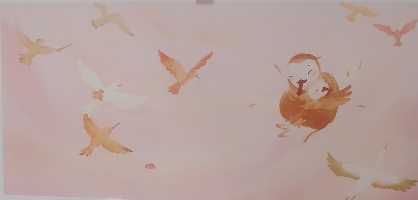 Bức tranh mang sắc màu ấm áp thể hiện cuộc hội ngộ sau bao ngày xa cách của mẹ con rẽ mỏ thìa họa sĩ Trang Phạm thực hiện. Ảnh: Bình Thanh.