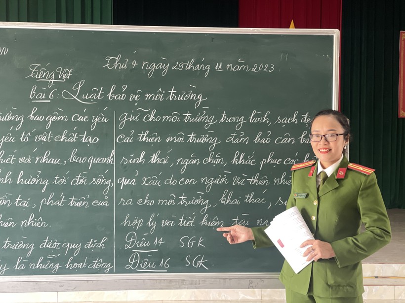 Thiếu tá Nguyễn Thị Hảo - một trong 2 giáo viên đứng lớp.