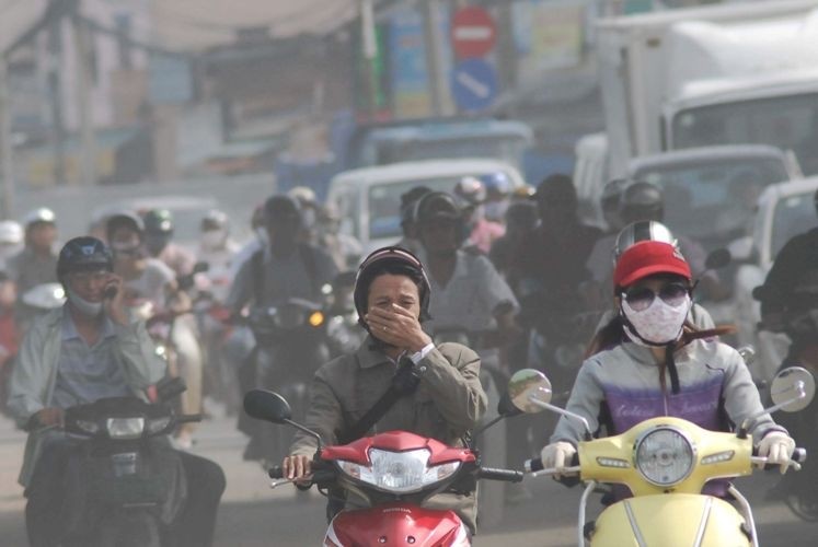 Những ngày ô nhiễm không khí nghiêm trọng, người dân nên hạn chế ra khỏi nhà.