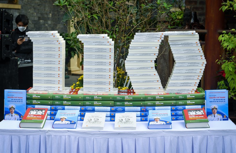 Ba ấn phẩm mới về Đại tướng Nguyễn Chí Thanh được xếp hình tại tọa đàm. Ảnh: BT.