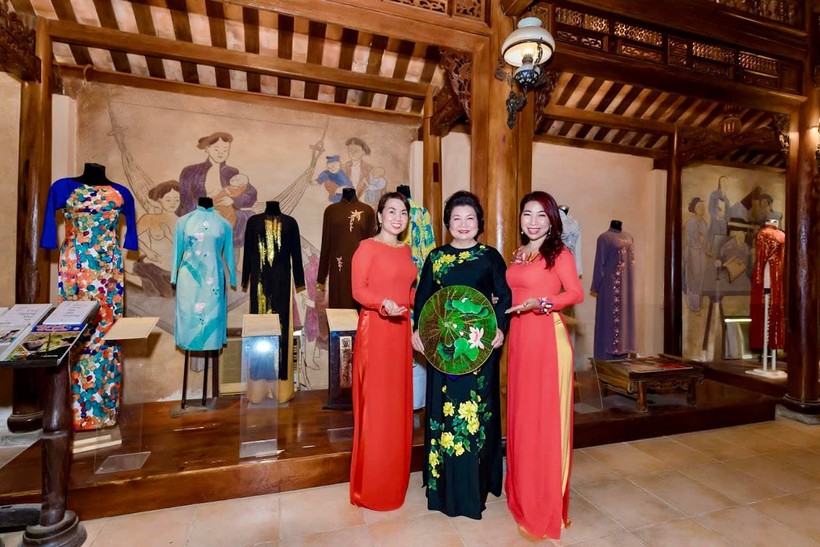 Bảo tàng áo dài của nhà thiết kế Sĩ Hoàng - một trong điểm văn hóa giới thiệu về áo dài Việt Nam.
