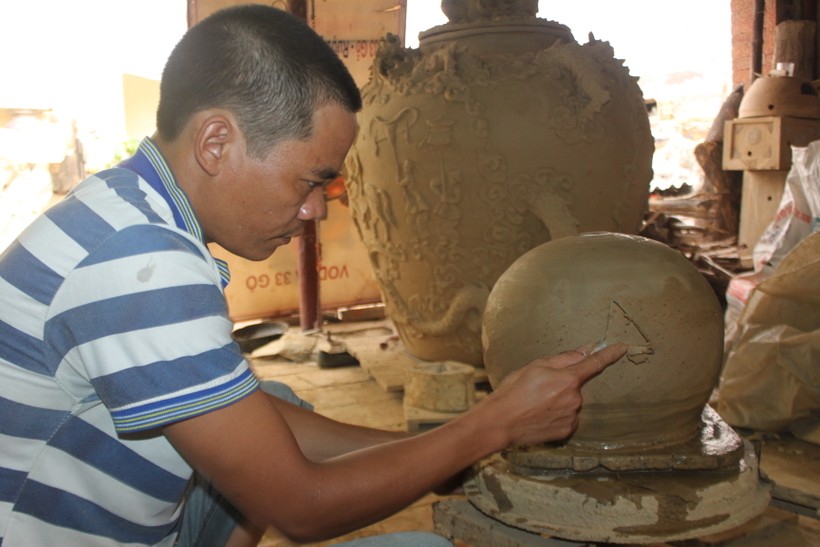 Thợ gốm làng Hương Canh thực hành nghề gia truyền.