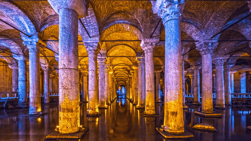 Những cột đá cẩm thạch trong bể chứa nước Basilica Cistern, Thổ Nhĩ Kỳ.