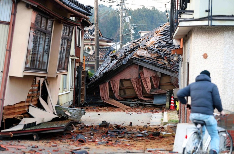 Nhiều ngôi nhà sụp đổ sau trận động đất diễn ra tại Nhật Bản hôm 1/1.