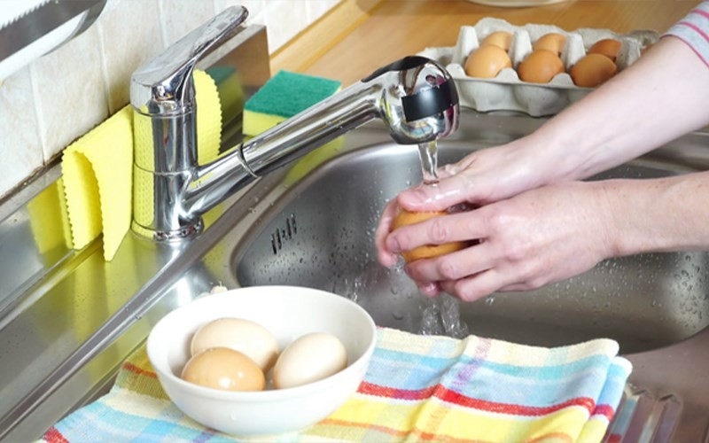 Để đảm bảo an toàn thực phẩm trong căn bếp, người dân nên tuân thủ các bước thực hành vệ sinh. Ảnh minh hoạ