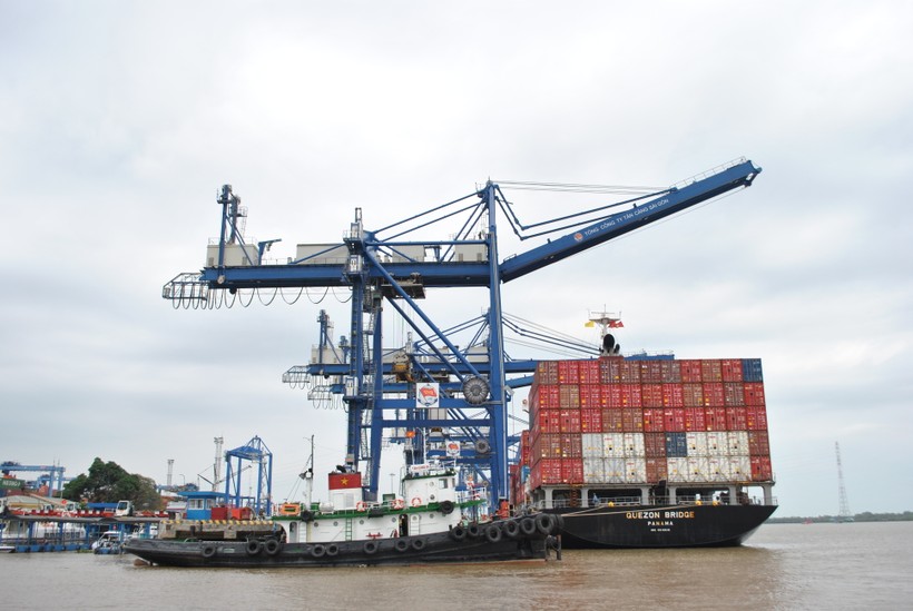 Hoạt động bốc dỡ, vận chuyển hàng hóa tại cảng Tân Cảng - Cát Lái, TP Thủ Đức, TPHCM. (Ảnh: Lê Nam)