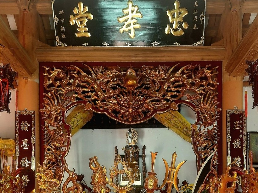 Tại nhà thờ họ Phùng Văn hiện còn lưu giữ một số tư liệu cổ về sự nghiệp của các nhà khoa bảng trong họ.