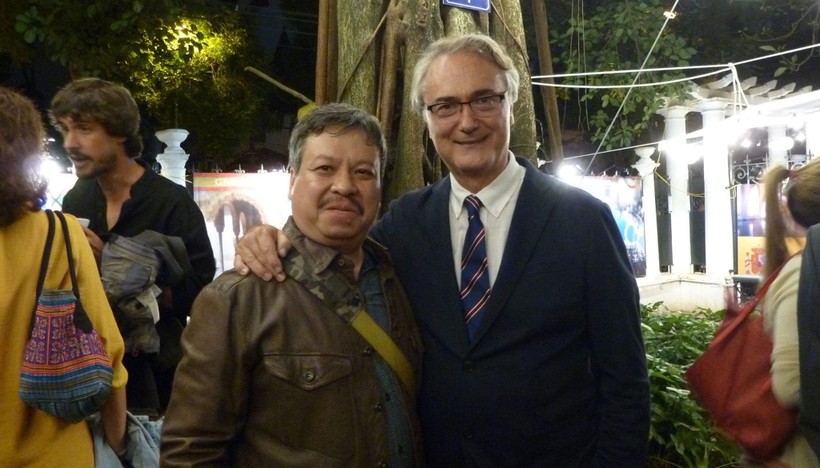 Đạo diễn, NSƯT Bùi Trung Hải và ông Larry Levene, nhà sản xuất phim 'Thi Mai', tại lễ ra mắt phim 'Thi Mai' tại Đại sứ quán Tây Ban Nha. Ảnh: NVCC.