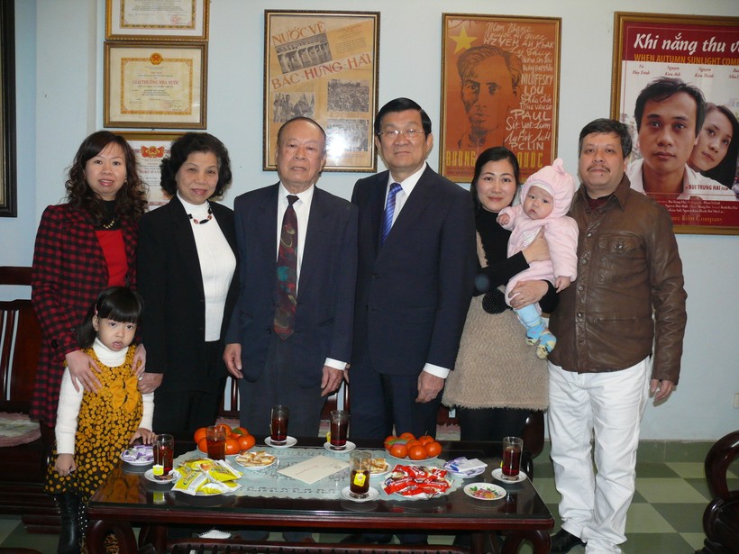 Nguyên Chủ tịch nước Trương Tấn Sang thăm và chúc Tết gia đình NSND Bùi Đình Hạc năm 2014 (NSƯT Bùi Trung Hải ở ngoài cùng bên phải). Ảnh: NVCC.