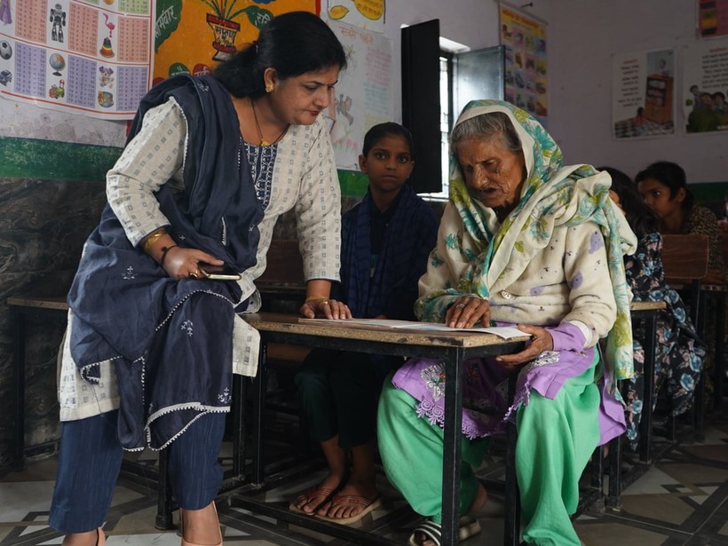 Bà Amma (ngoài cùng bên phải) là nguồn cảm hứng học tập cho nhiều trẻ em gái tại Ấn Độ.