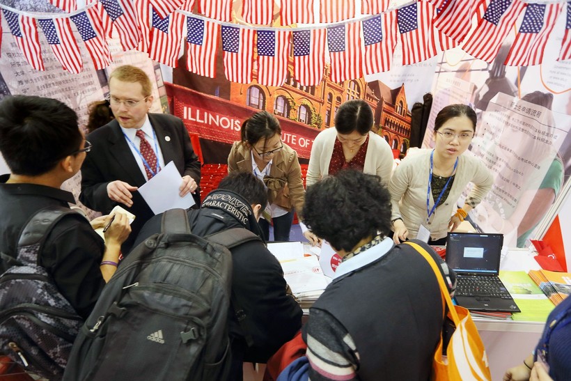 Sinh viên Trung Quốc tìm hiểu về đại học Mỹ tại hội chợ du học.