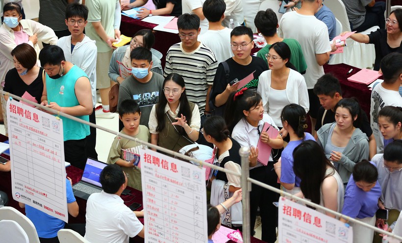 Thanh niên Trung Quốc tham gia hội chợ tìm việc làm.