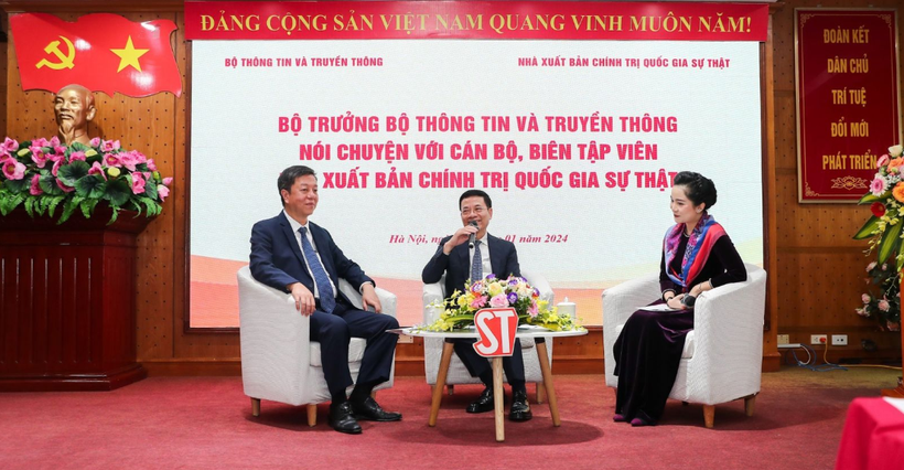 Bộ trưởng Bộ TT&TT Nguyễn Mạnh Hùng chia sẻ về chuyển đổi số với cán bộ, biên tập viên Nhà xuất bản Chính trị quốc gia Sự thật. Ảnh: NXB.