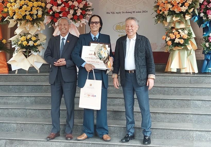Tác giả Lại Lâm Tùng (giữa) giành giải Xuất sắc với tác phẩm 'Lễ hội Khmer ở Cà Mau'.